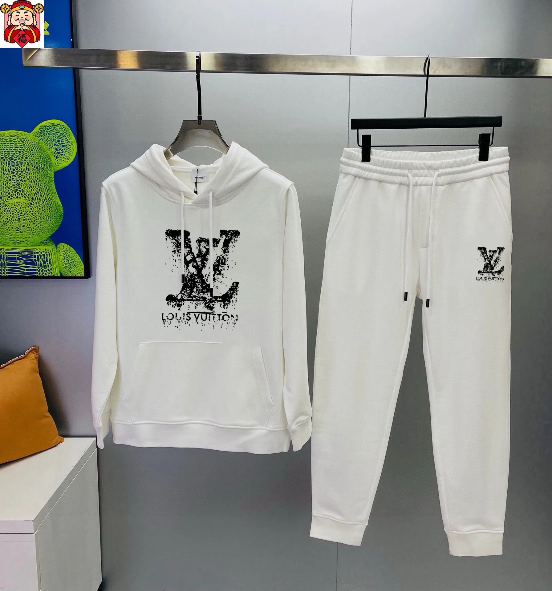 🅿️400 [Lv Louis Vuitton] (Fat Man Gospel) Hot-selling suit is coming. Focus on the original version of the official website. 2025 new hot-selling cardigan sweater suit. The original order is the best. 🇭🇰The meticulous work of top designers. Just for a fitting and perfect upper body effect. All-natural high-quality Roman cotton 100%, close-fitting comfort, noble and elegant! Original hardware embodies elegance and nobility! Counter size: M-5XL (maximum wear up to 220 pounds)